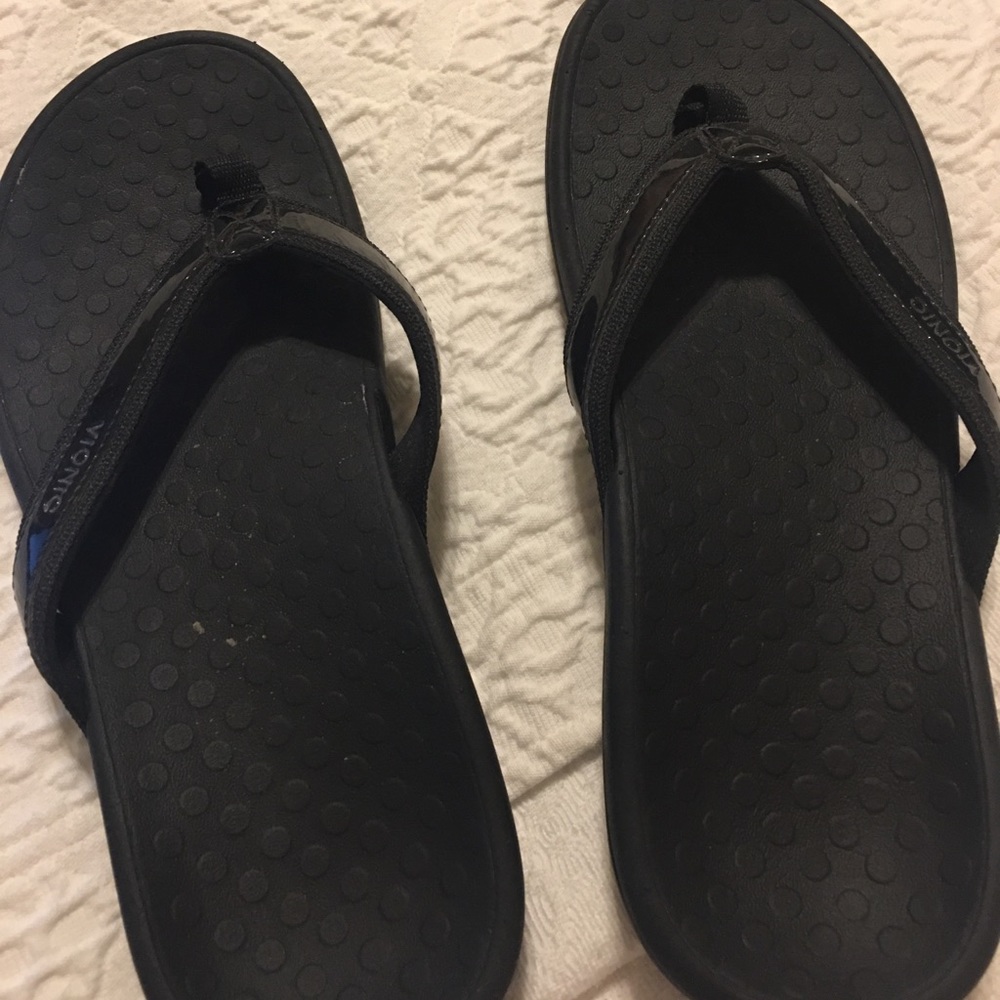 Vionic black flip flops size 8